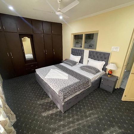 Khwaab Gah By The Khayabaan-Homestay Apartments Fully Furnished With Functional Kitchen, Wifi & Parking In City Centre Srīnagar Extérieur photo