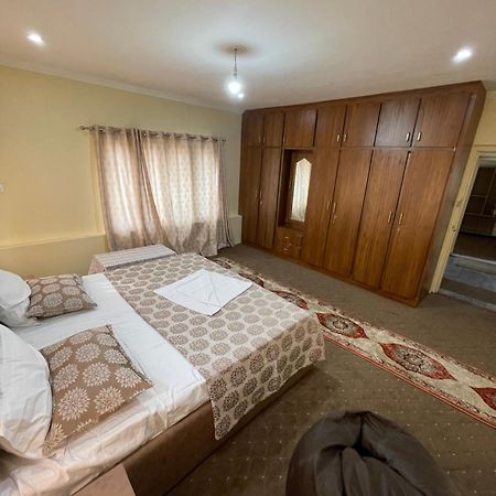 Khwaab Gah By The Khayabaan-Homestay Apartments Fully Furnished With Functional Kitchen, Wifi & Parking In City Centre Srīnagar Extérieur photo