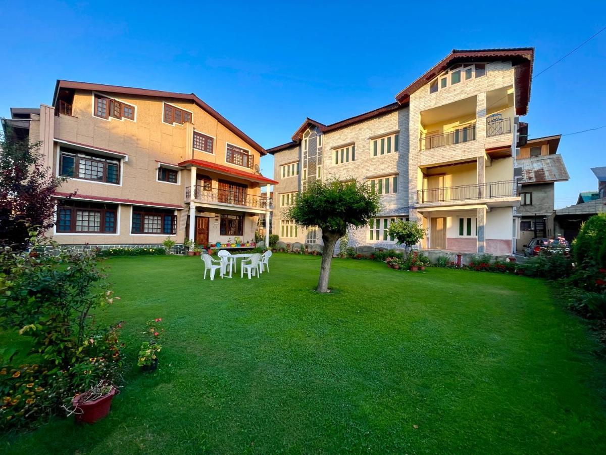 Khwaab Gah By The Khayabaan-Homestay Apartments Fully Furnished With Functional Kitchen, Wifi & Parking In City Centre Srīnagar Extérieur photo
