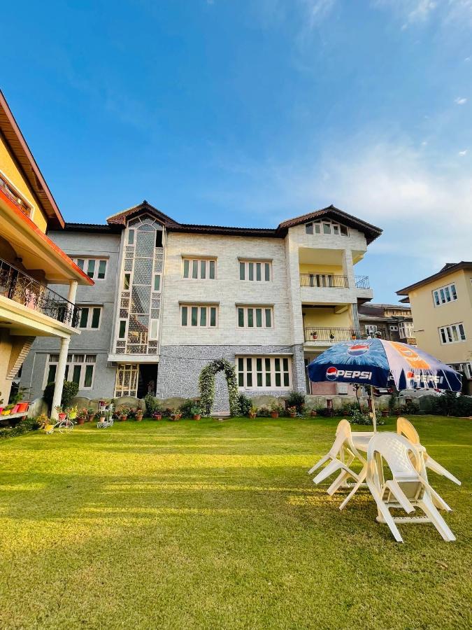 Khwaab Gah By The Khayabaan-Homestay Apartments Fully Furnished With Functional Kitchen, Wifi & Parking In City Centre Srīnagar Extérieur photo