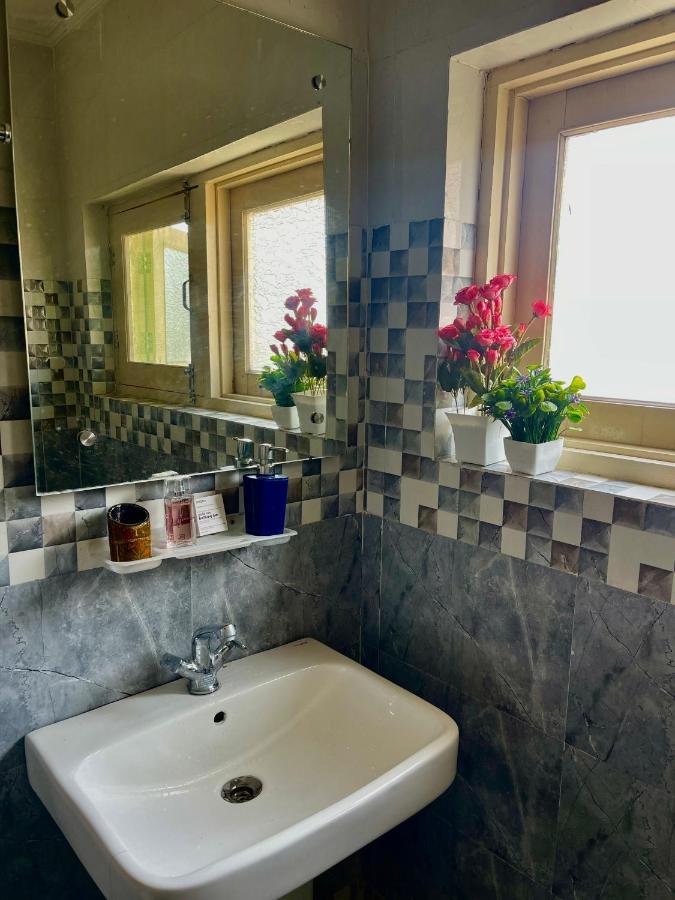 Khwaab Gah By The Khayabaan-Homestay Apartments Fully Furnished With Functional Kitchen, Wifi & Parking In City Centre Srīnagar Extérieur photo