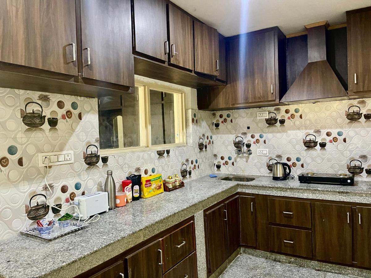 Khwaab Gah By The Khayabaan-Homestay Apartments Fully Furnished With Functional Kitchen, Wifi & Parking In City Centre Srīnagar Extérieur photo