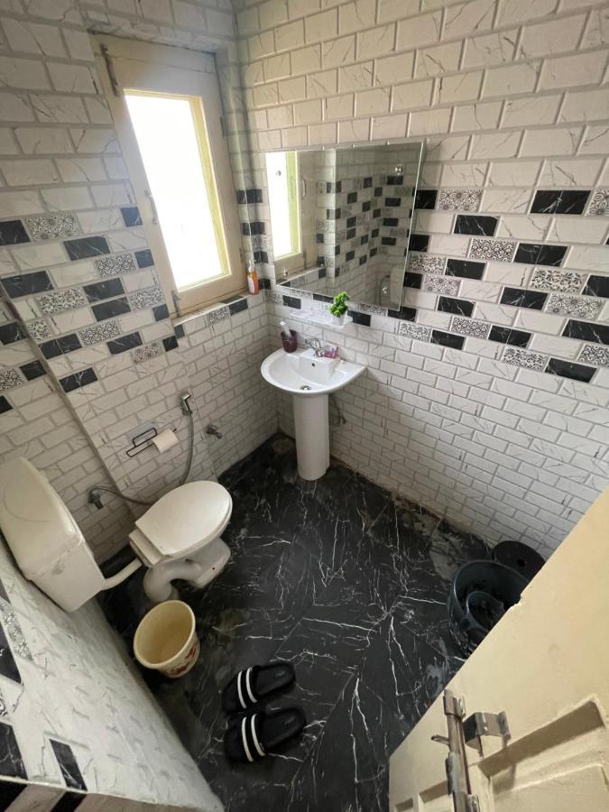 Khwaab Gah By The Khayabaan-Homestay Apartments Fully Furnished With Functional Kitchen, Wifi & Parking In City Centre Srīnagar Extérieur photo