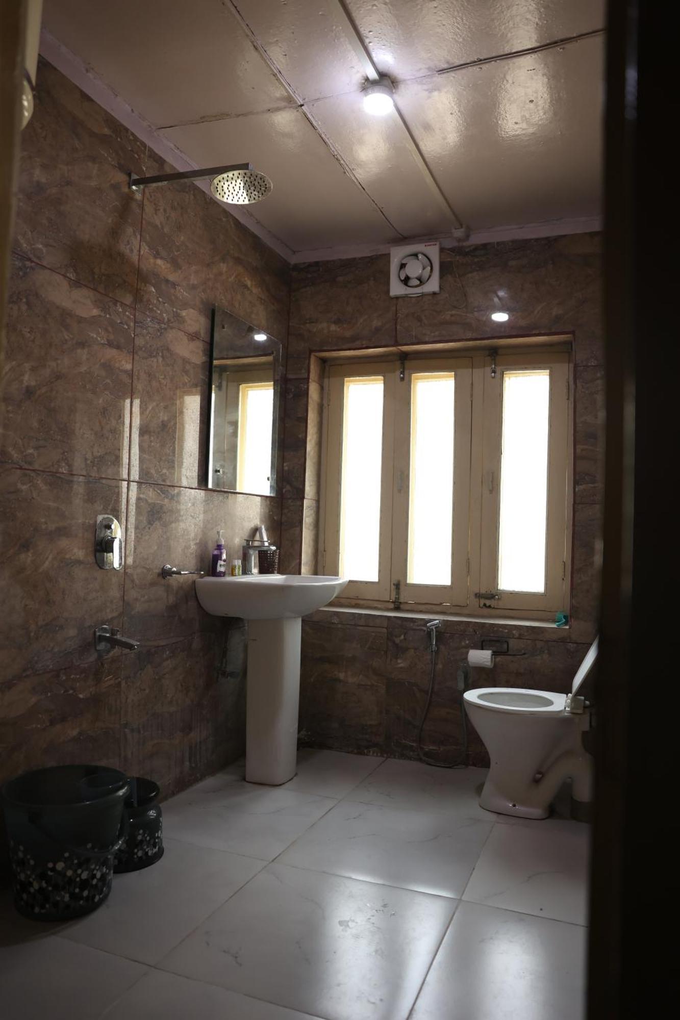 Khwaab Gah By The Khayabaan-Homestay Apartments Fully Furnished With Functional Kitchen, Wifi & Parking In City Centre Srīnagar Extérieur photo