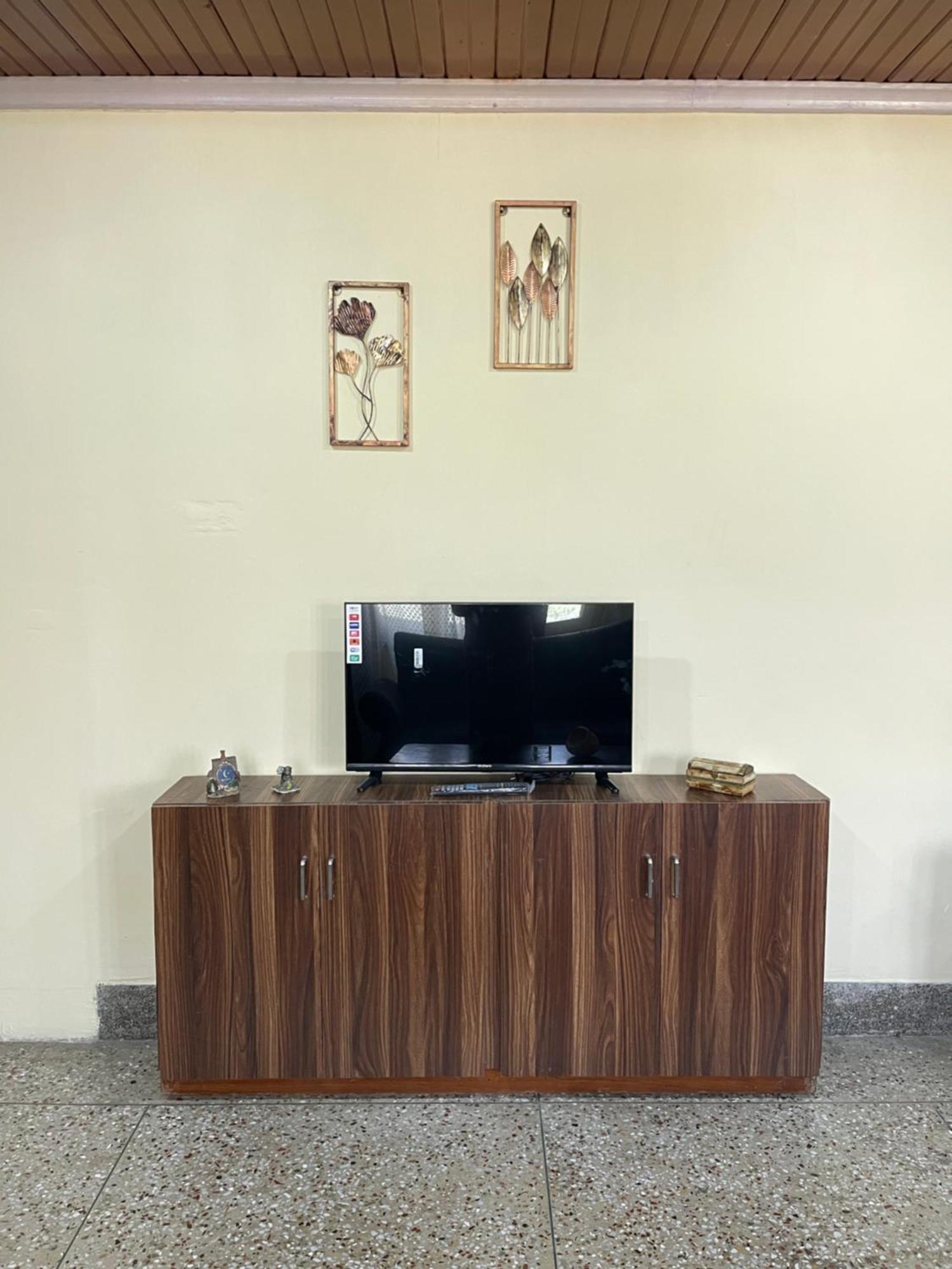 Khwaab Gah By The Khayabaan-Homestay Apartments Fully Furnished With Functional Kitchen, Wifi & Parking In City Centre Srīnagar Extérieur photo