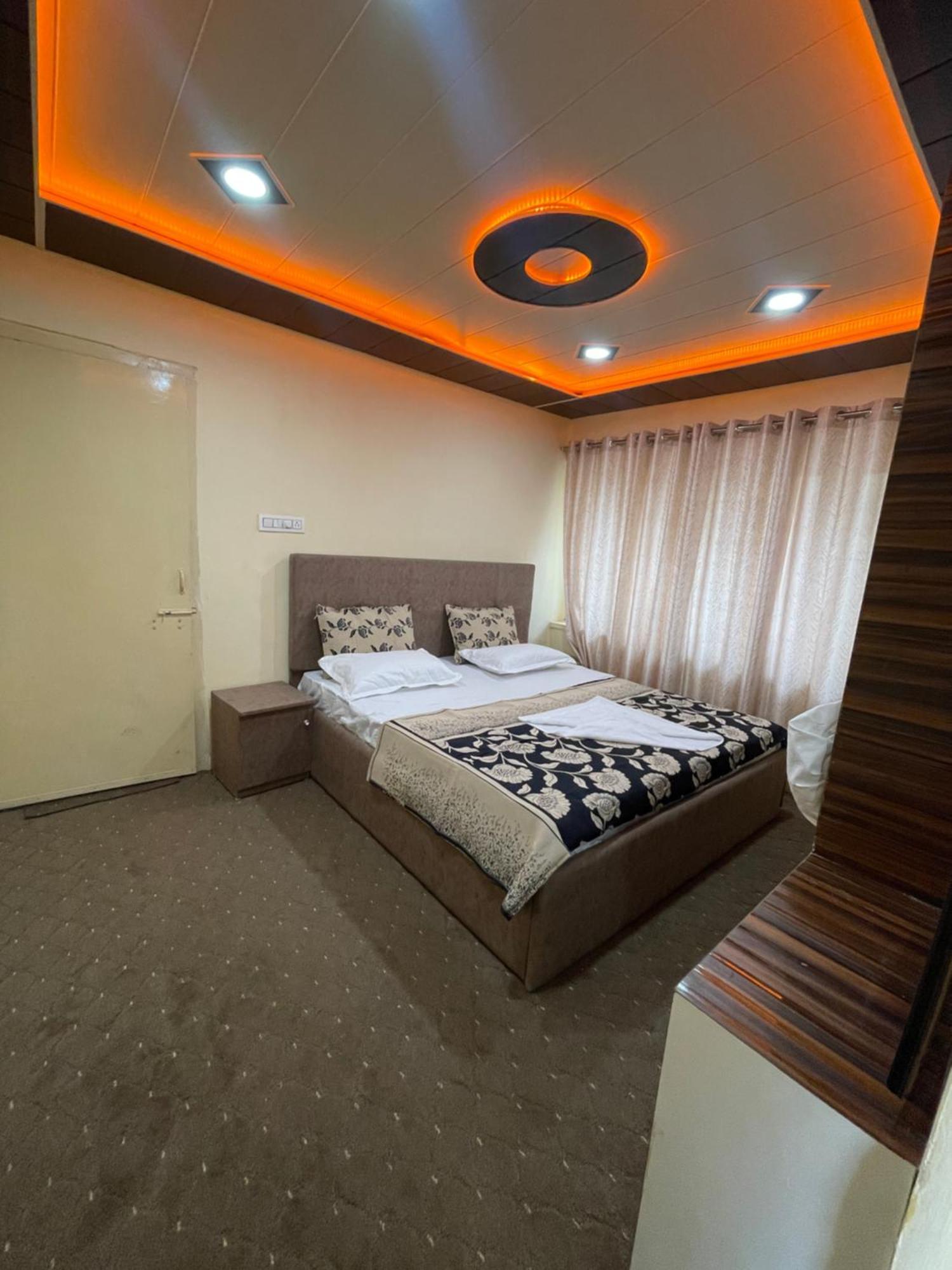 Khwaab Gah By The Khayabaan-Homestay Apartments Fully Furnished With Functional Kitchen, Wifi & Parking In City Centre Srīnagar Extérieur photo