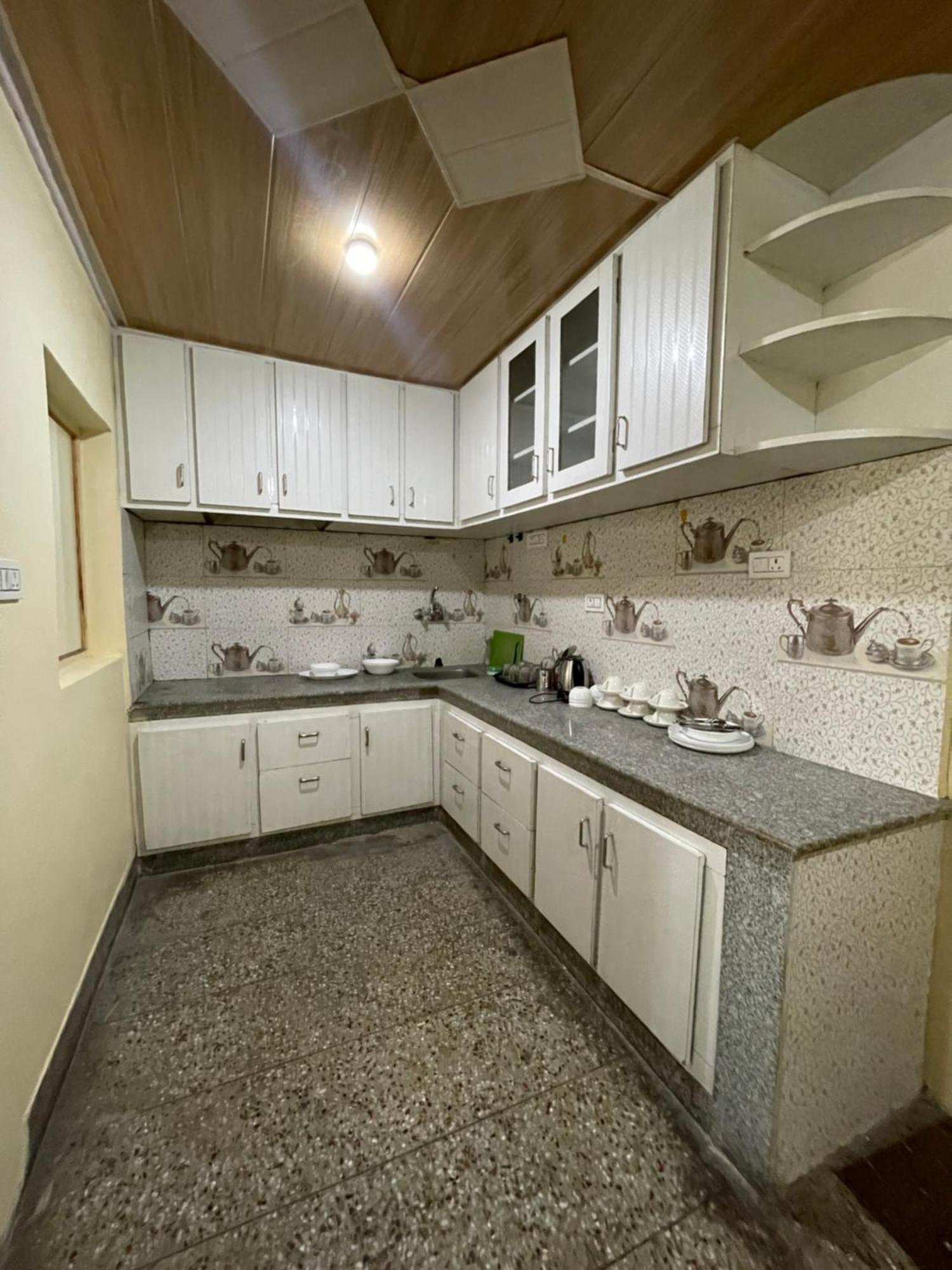 Khwaab Gah By The Khayabaan-Homestay Apartments Fully Furnished With Functional Kitchen, Wifi & Parking In City Centre Srīnagar Extérieur photo