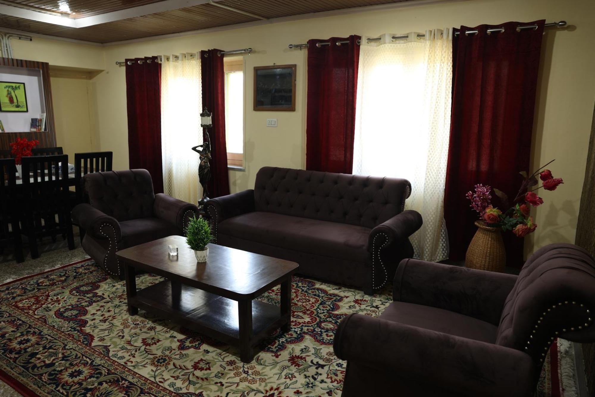 Khwaab Gah By The Khayabaan-Homestay Apartments Fully Furnished With Functional Kitchen, Wifi & Parking In City Centre Srīnagar Extérieur photo
