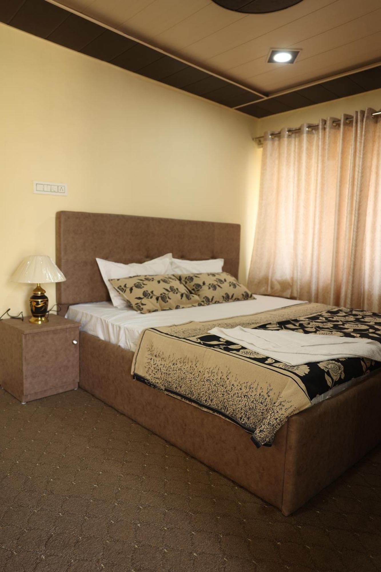 Khwaab Gah By The Khayabaan-Homestay Apartments Fully Furnished With Functional Kitchen, Wifi & Parking In City Centre Srīnagar Extérieur photo