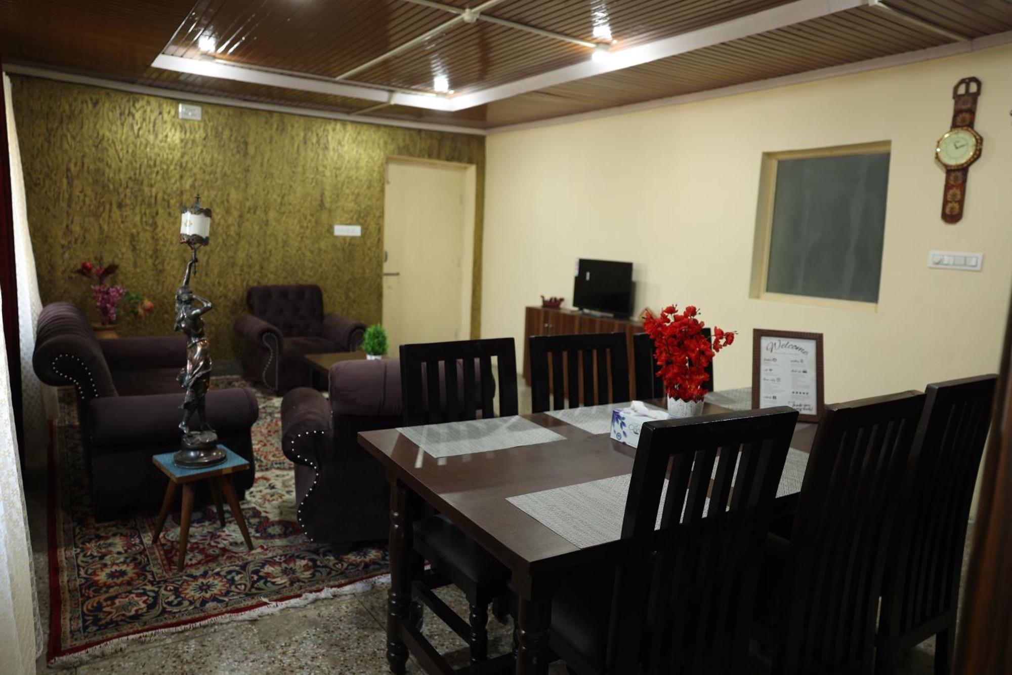 Khwaab Gah By The Khayabaan-Homestay Apartments Fully Furnished With Functional Kitchen, Wifi & Parking In City Centre Srīnagar Extérieur photo