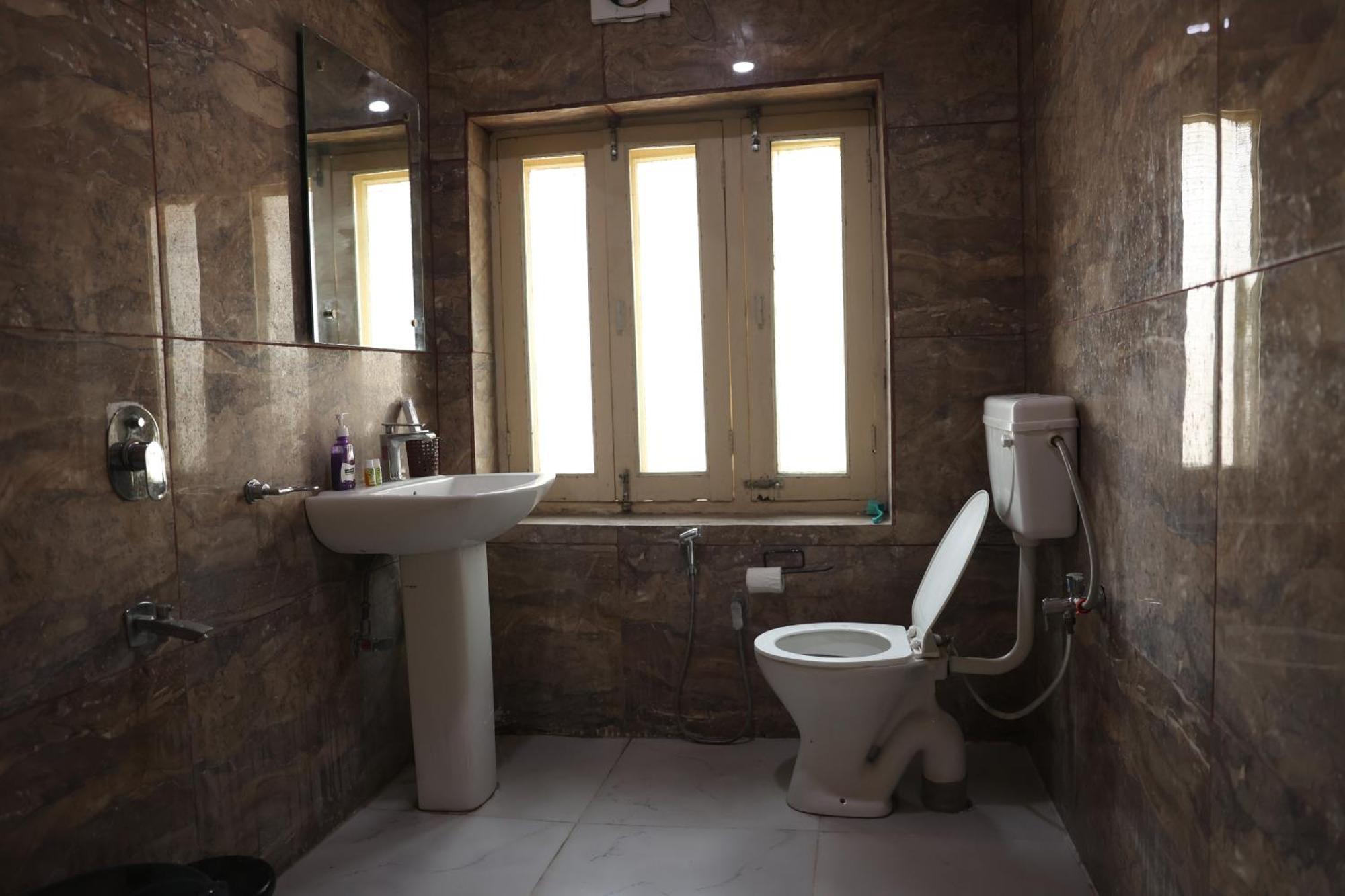 Khwaab Gah By The Khayabaan-Homestay Apartments Fully Furnished With Functional Kitchen, Wifi & Parking In City Centre Srīnagar Extérieur photo