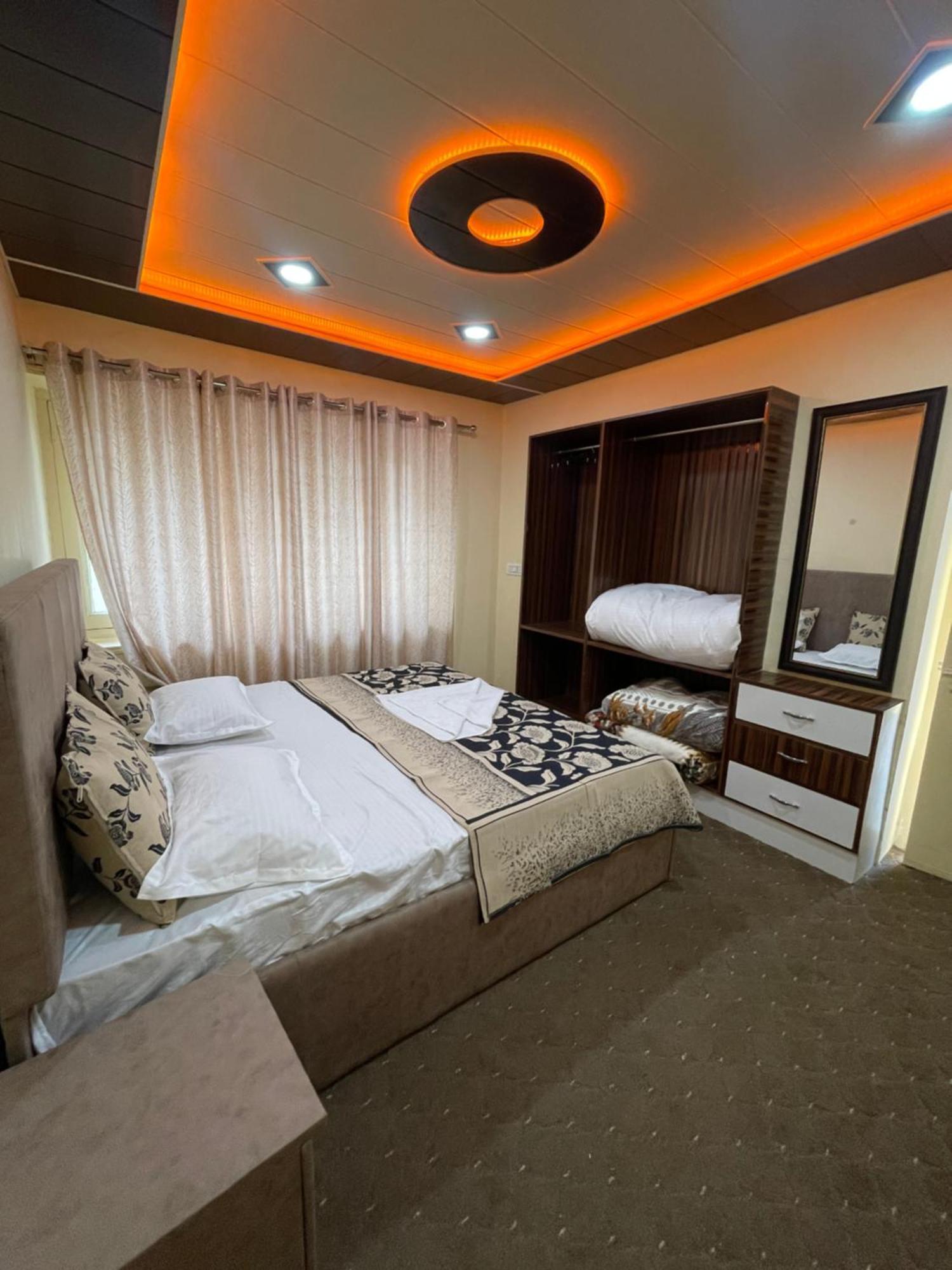 Khwaab Gah By The Khayabaan-Homestay Apartments Fully Furnished With Functional Kitchen, Wifi & Parking In City Centre Srīnagar Extérieur photo