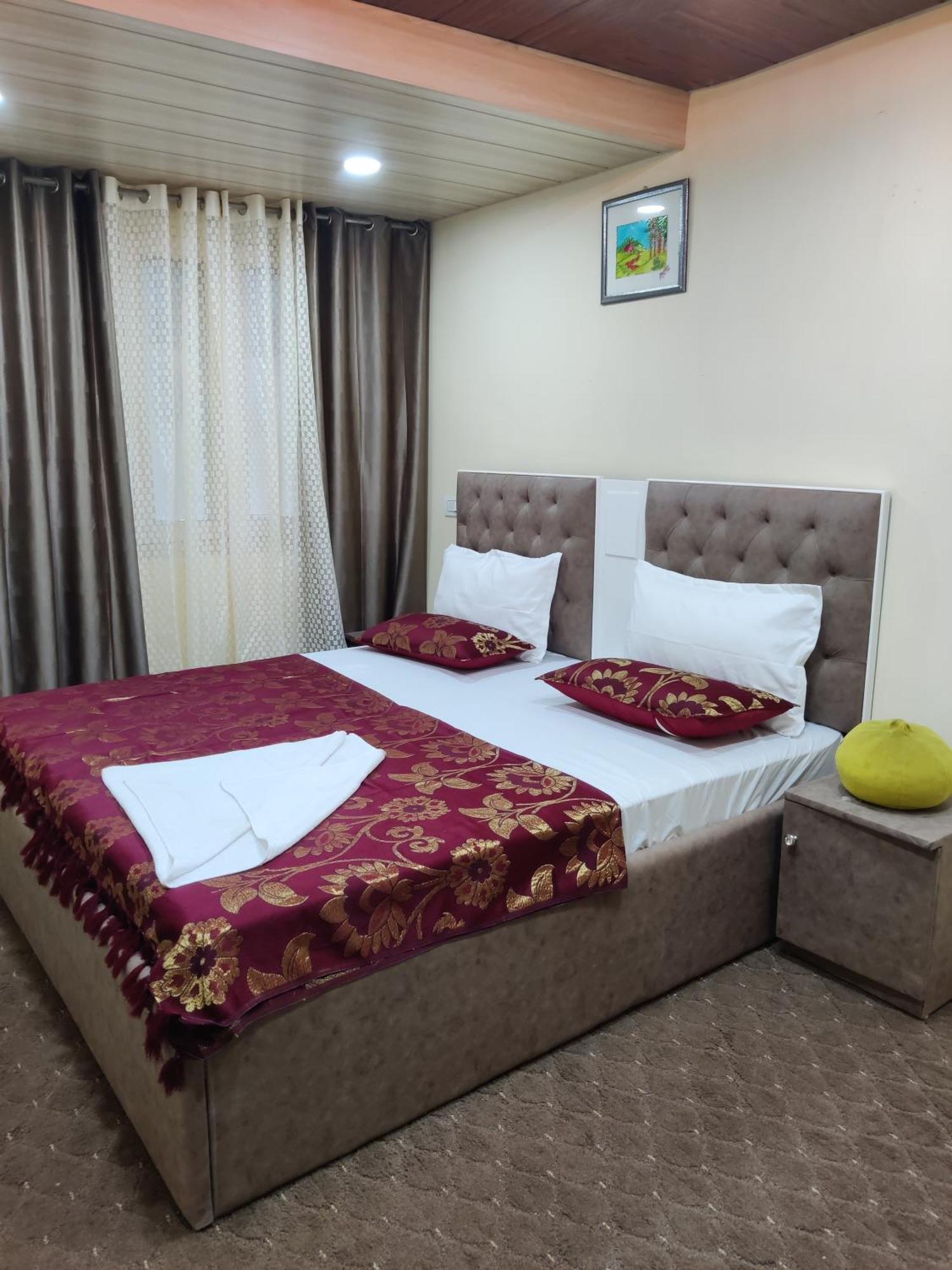 Khwaab Gah By The Khayabaan-Homestay Apartments Fully Furnished With Functional Kitchen, Wifi & Parking In City Centre Srīnagar Extérieur photo