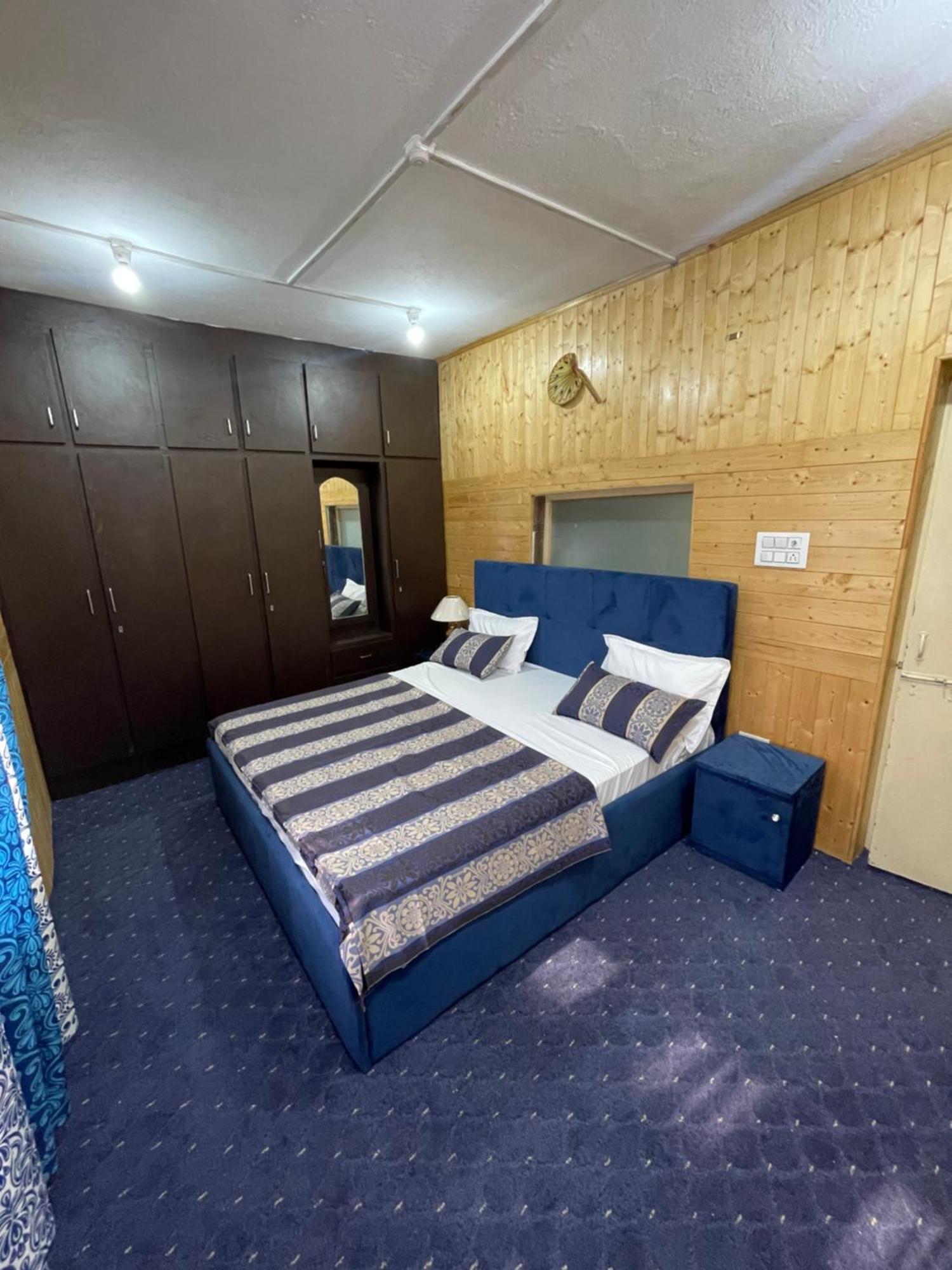 Khwaab Gah By The Khayabaan-Homestay Apartments Fully Furnished With Functional Kitchen, Wifi & Parking In City Centre Srīnagar Extérieur photo