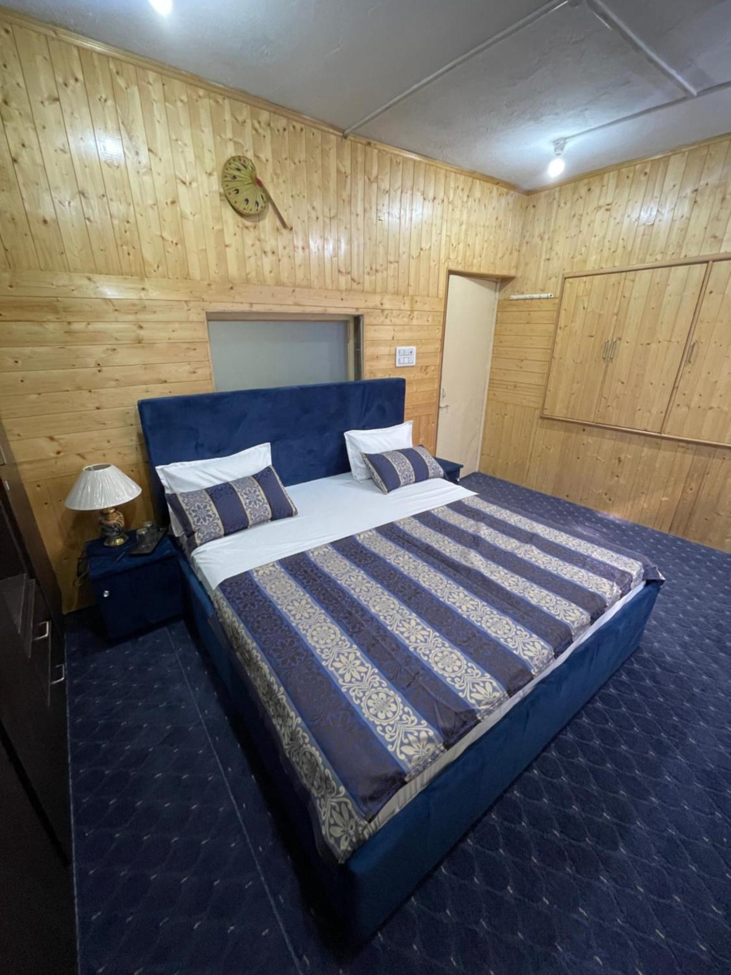 Khwaab Gah By The Khayabaan-Homestay Apartments Fully Furnished With Functional Kitchen, Wifi & Parking In City Centre Srīnagar Extérieur photo