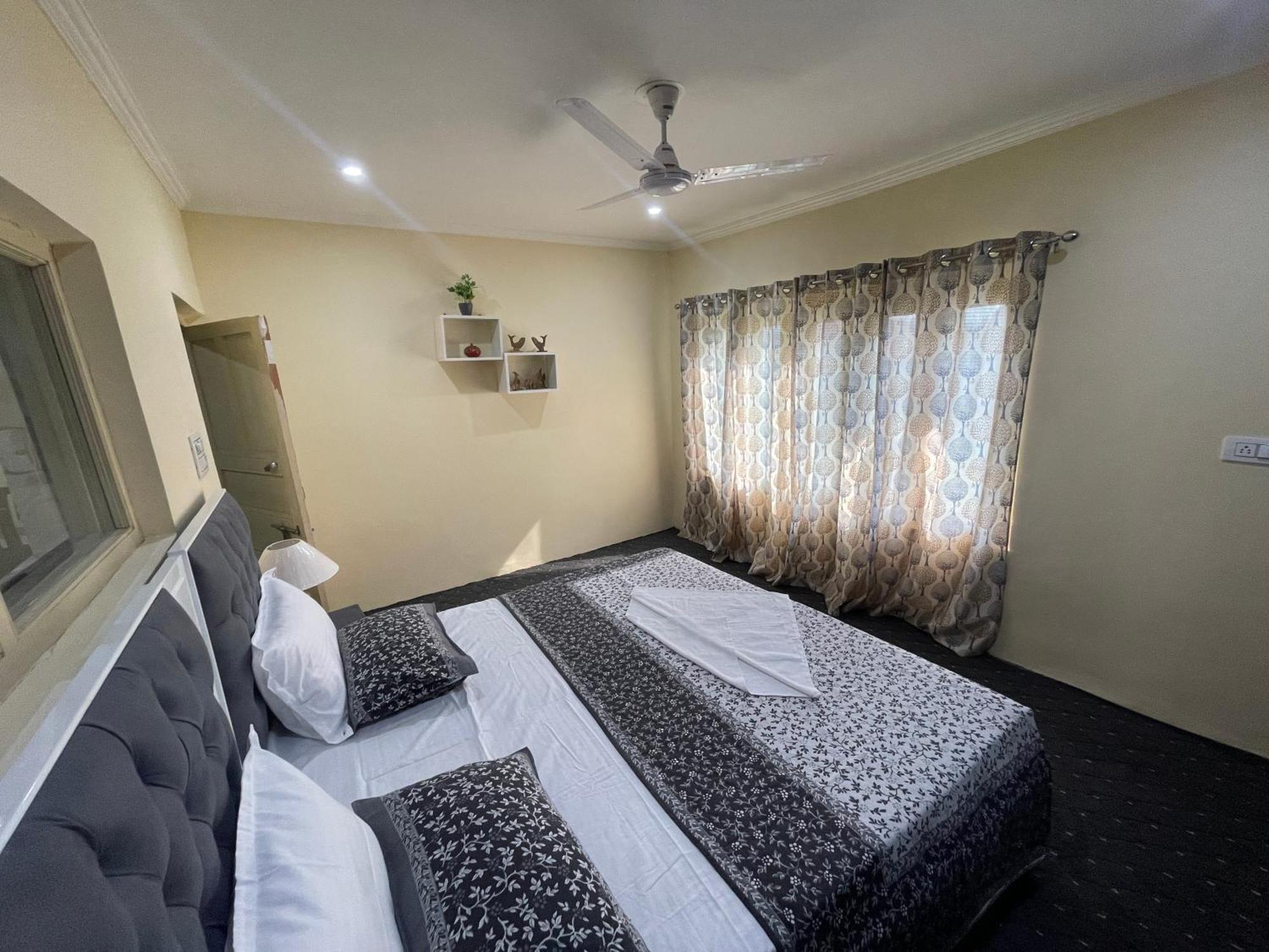 Khwaab Gah By The Khayabaan-Homestay Apartments Fully Furnished With Functional Kitchen, Wifi & Parking In City Centre Srīnagar Extérieur photo