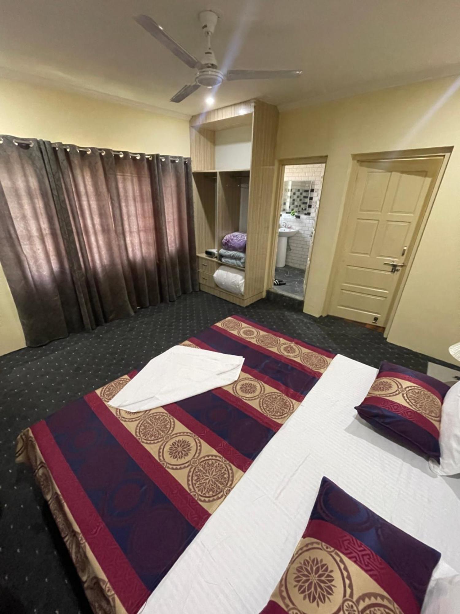Khwaab Gah By The Khayabaan-Homestay Apartments Fully Furnished With Functional Kitchen, Wifi & Parking In City Centre Srīnagar Extérieur photo