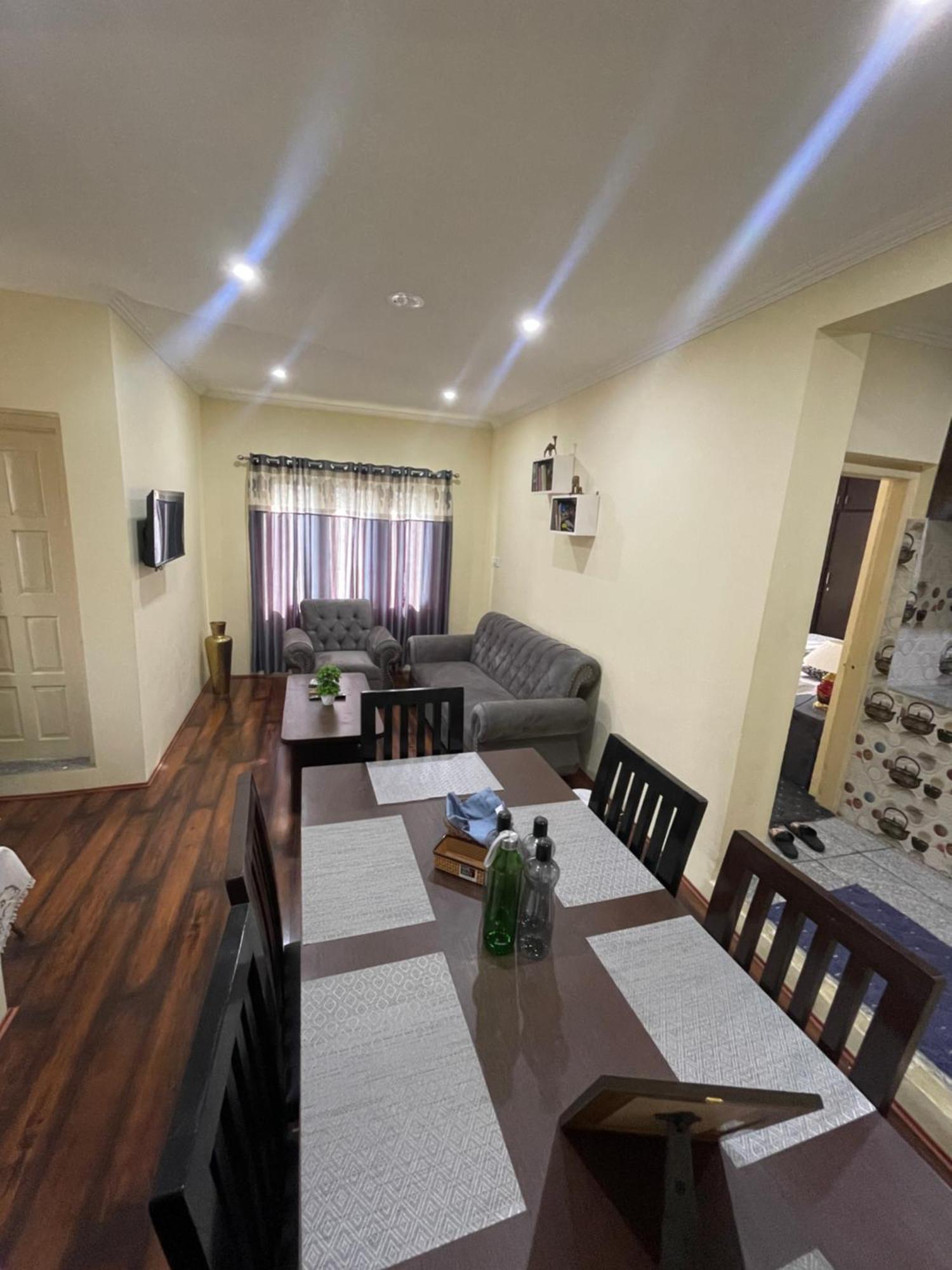 Khwaab Gah By The Khayabaan-Homestay Apartments Fully Furnished With Functional Kitchen, Wifi & Parking In City Centre Srīnagar Extérieur photo