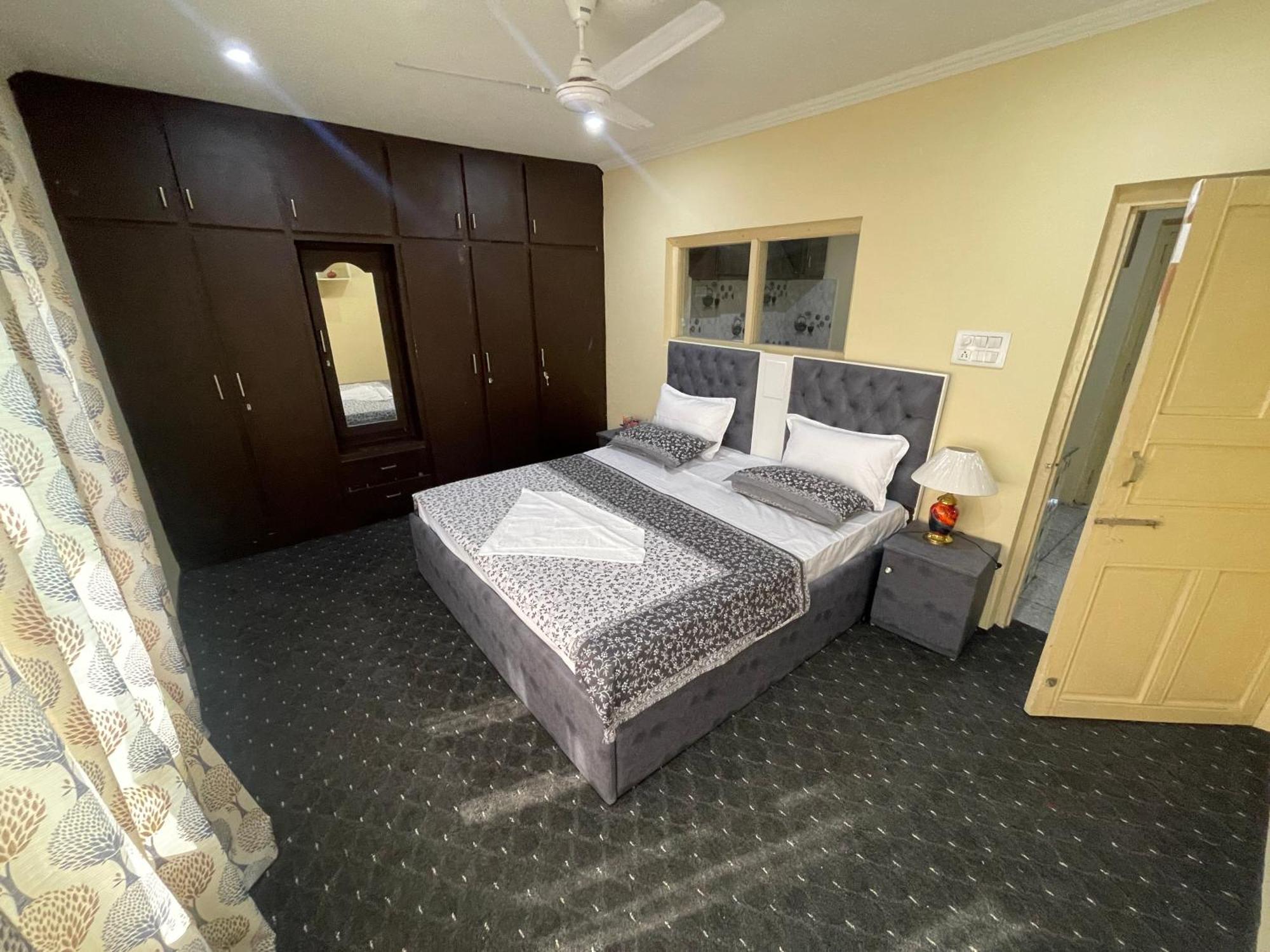 Khwaab Gah By The Khayabaan-Homestay Apartments Fully Furnished With Functional Kitchen, Wifi & Parking In City Centre Srīnagar Extérieur photo