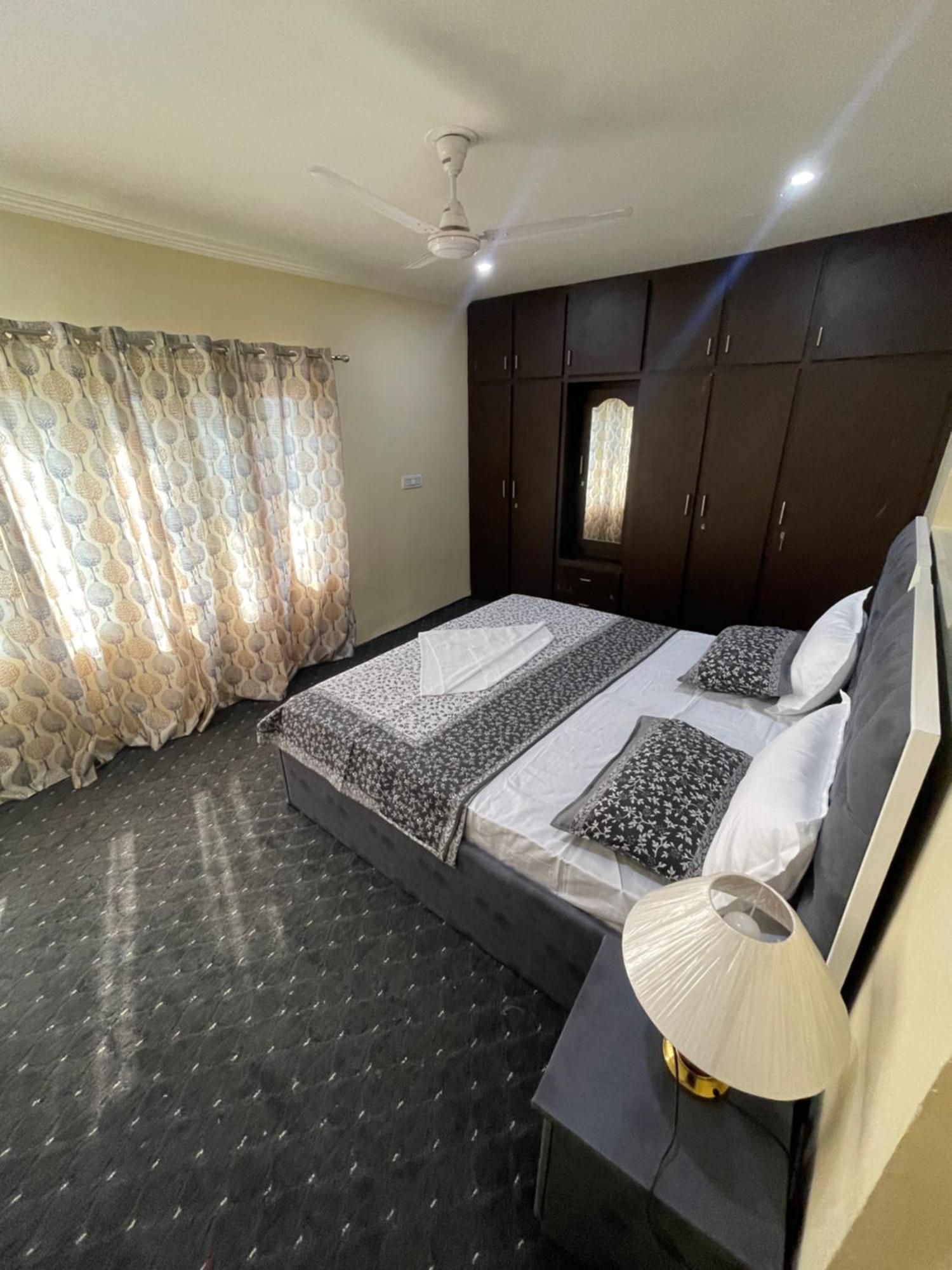 Khwaab Gah By The Khayabaan-Homestay Apartments Fully Furnished With Functional Kitchen, Wifi & Parking In City Centre Srīnagar Extérieur photo
