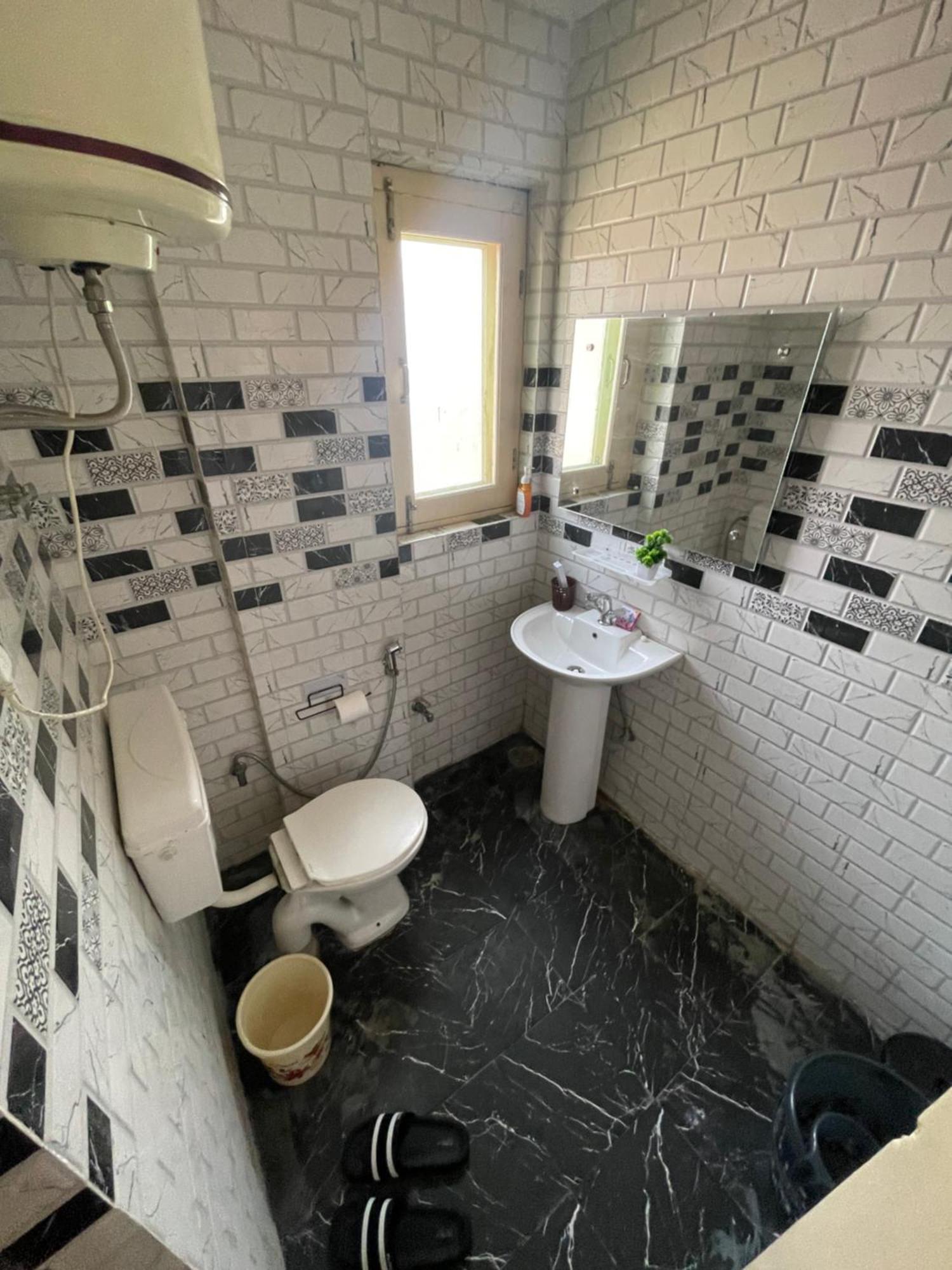 Khwaab Gah By The Khayabaan-Homestay Apartments Fully Furnished With Functional Kitchen, Wifi & Parking In City Centre Srīnagar Extérieur photo