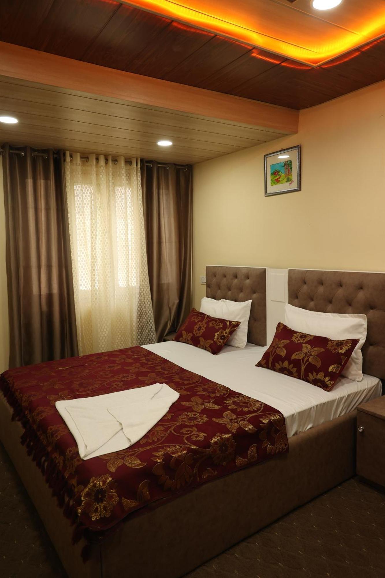 Khwaab Gah By The Khayabaan-Homestay Apartments Fully Furnished With Functional Kitchen, Wifi & Parking In City Centre Srīnagar Extérieur photo