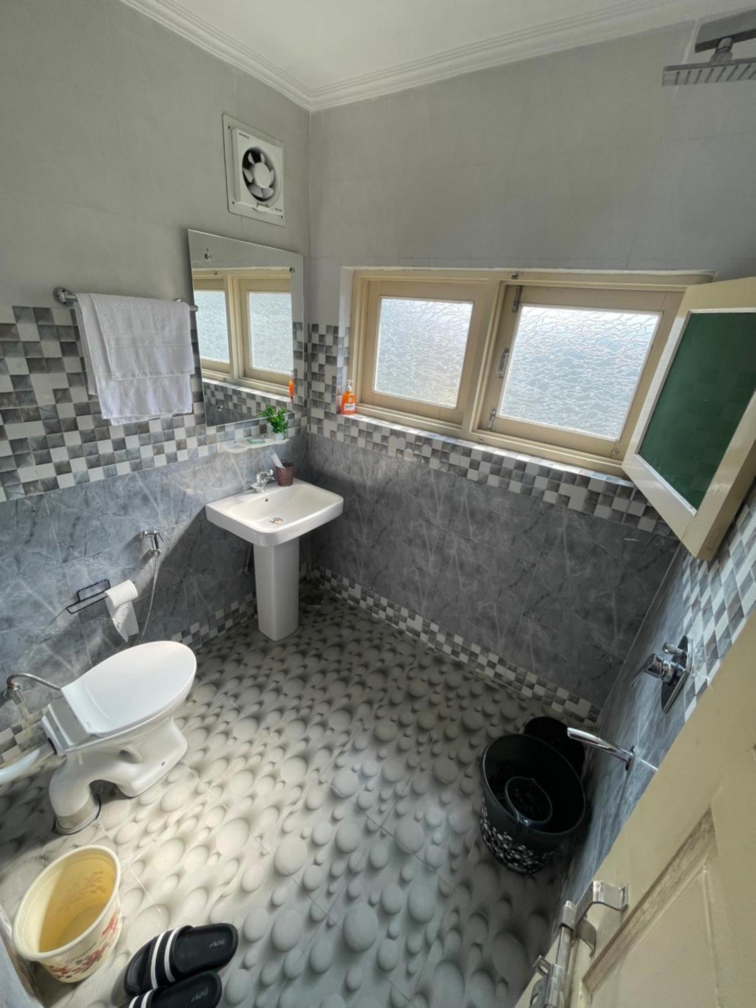 Khwaab Gah By The Khayabaan-Homestay Apartments Fully Furnished With Functional Kitchen, Wifi & Parking In City Centre Srīnagar Extérieur photo