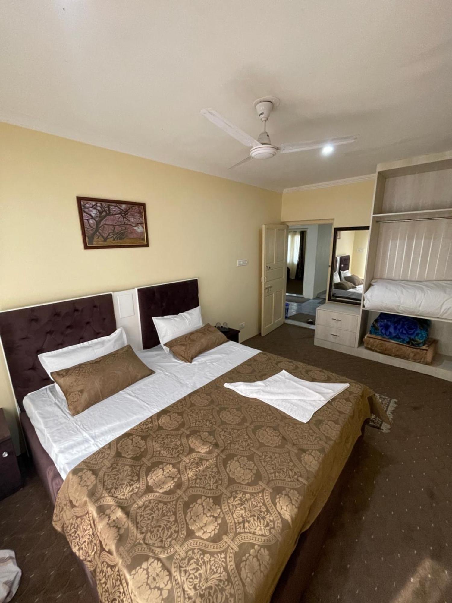 Khwaab Gah By The Khayabaan-Homestay Apartments Fully Furnished With Functional Kitchen, Wifi & Parking In City Centre Srīnagar Extérieur photo